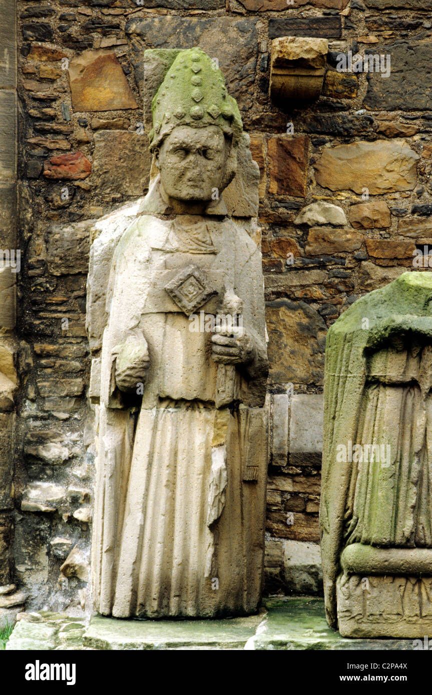 Elgin Cathedral, scolpiti effige del Vescovo Innes, medievale effigi sculture in pietra cattedrali scozzese vescovi carving Scotland Regno Unito Foto Stock