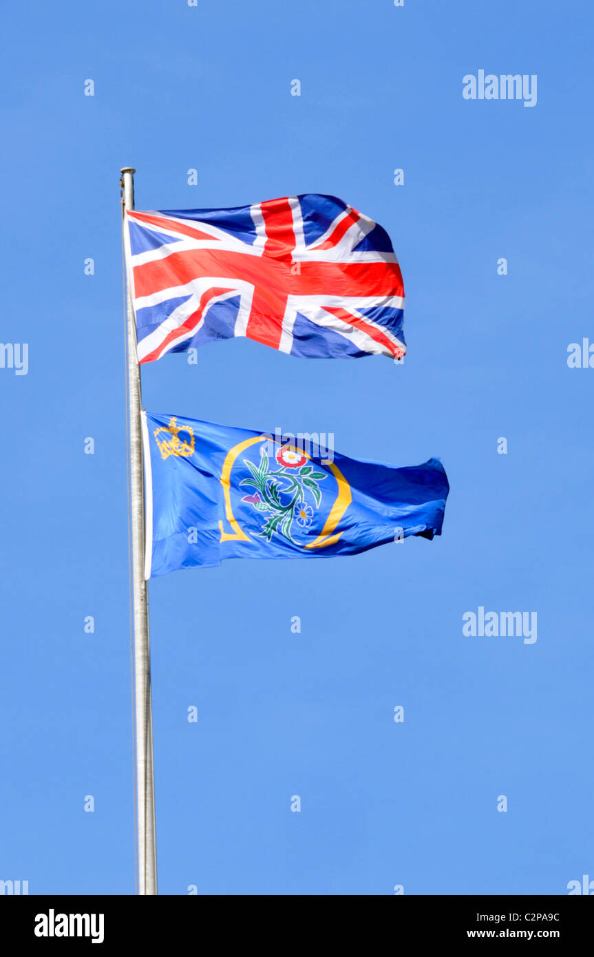 Bandiera dell'Unione e l'emblema bandiera del Regno Unito la Corte Suprema ha visto sopra la torre del Middlesex Guildhall edificio Foto Stock