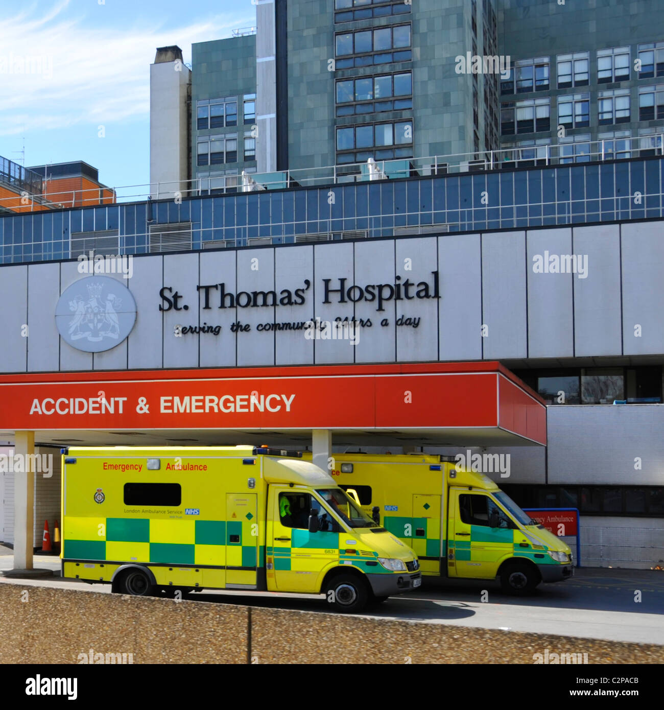 Pronto soccorso autoambulanze presso il St Thomas Hospital di Londra Foto Stock