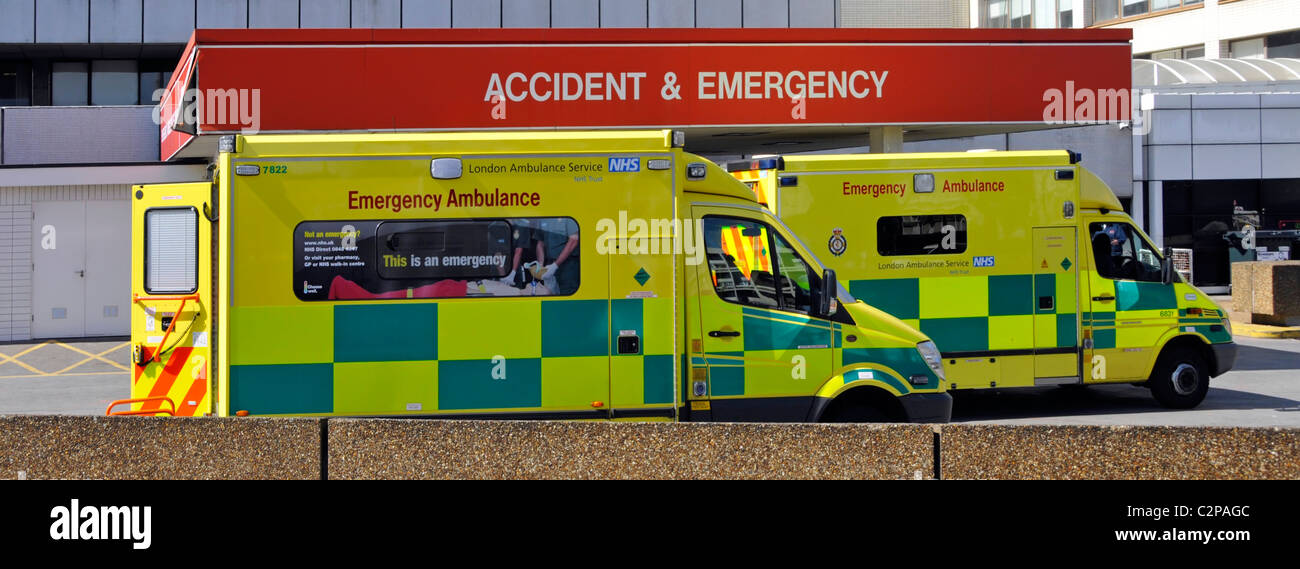 St Thomas Hospital di Londra ambulanze di emergenza parcheggiata fuori di incidente e di discesa di emergenza off ingresso England Regno Unito Foto Stock