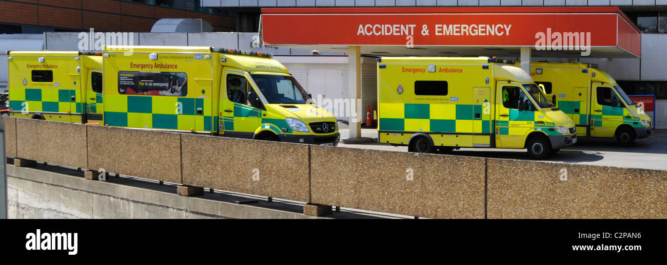 Pronto soccorso autoambulanze presso il St Thomas Hospital di Londra Foto Stock