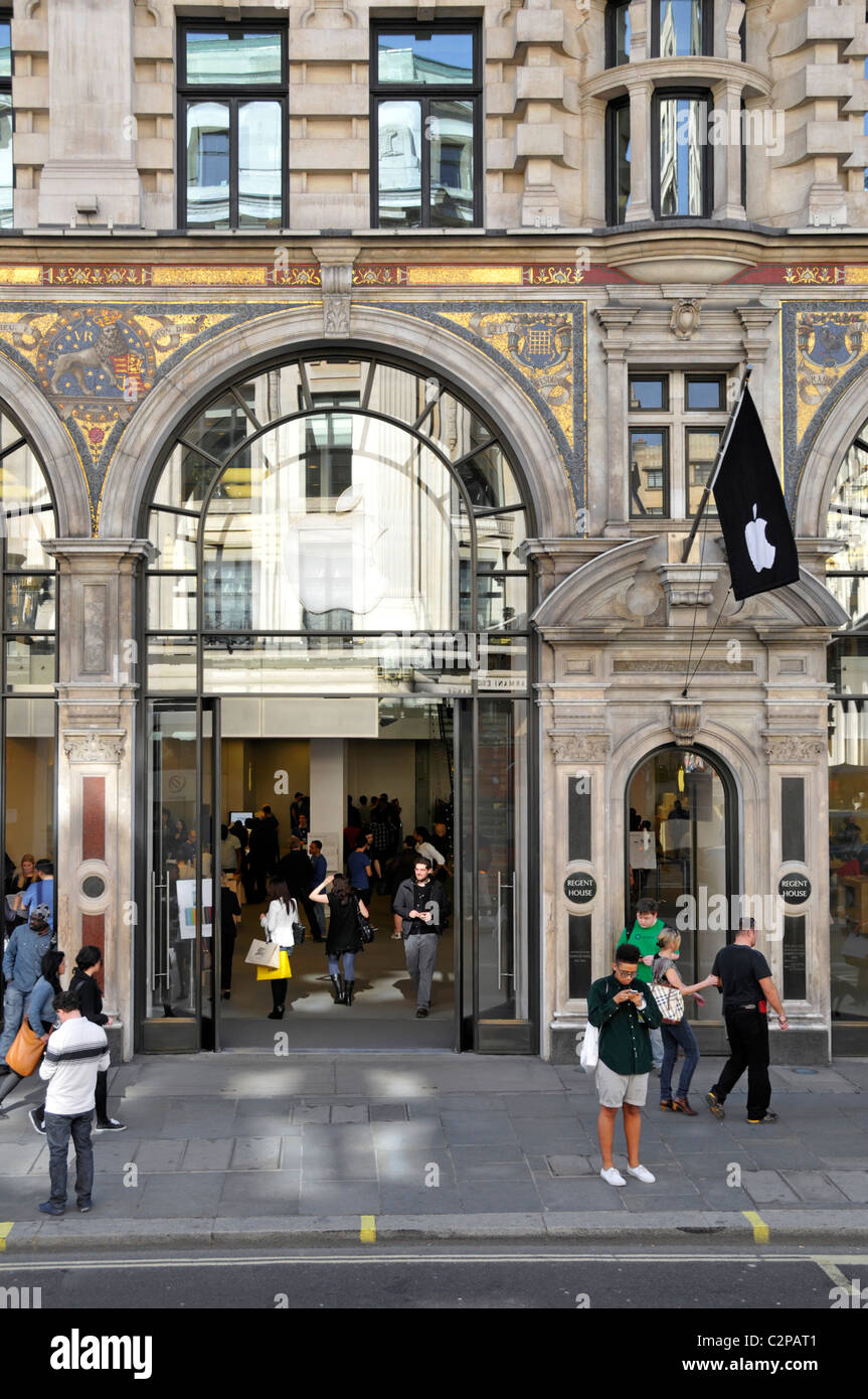 Le persone al di fuori dell'Apple store in Regent Street London Foto Stock