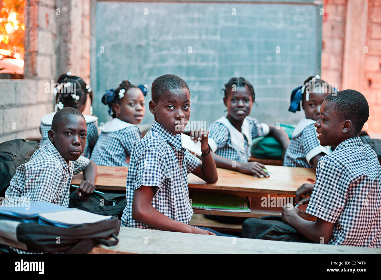 Gli studenti durante una lezione in una scuola cattolica, Léogâne, Haiti Foto Stock
