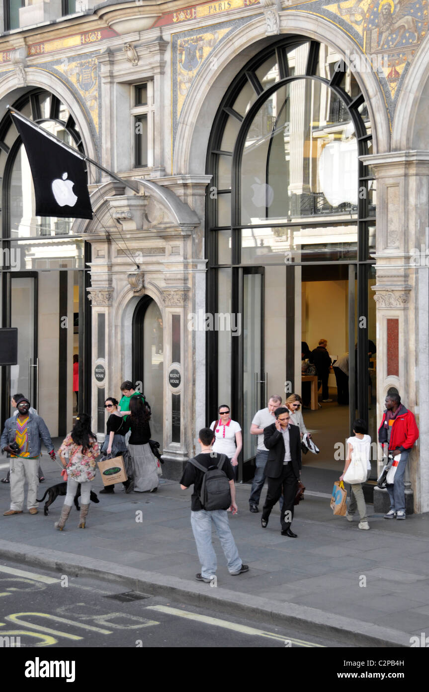 La gente sul marciapiede al di fuori dell'Apple tecnologia americana business flagship store in Regent Street London West End quartiere dello shopping England Regno Unito Foto Stock