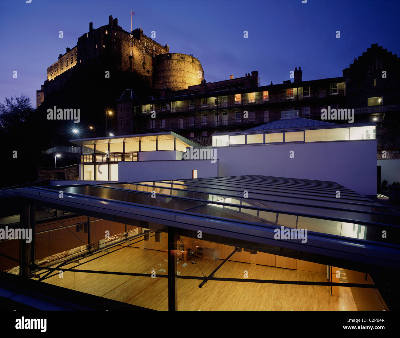 Base di danza, Edimburgo, Scozia. Al di sotto del castello di roccia al tramonto. Foto Stock