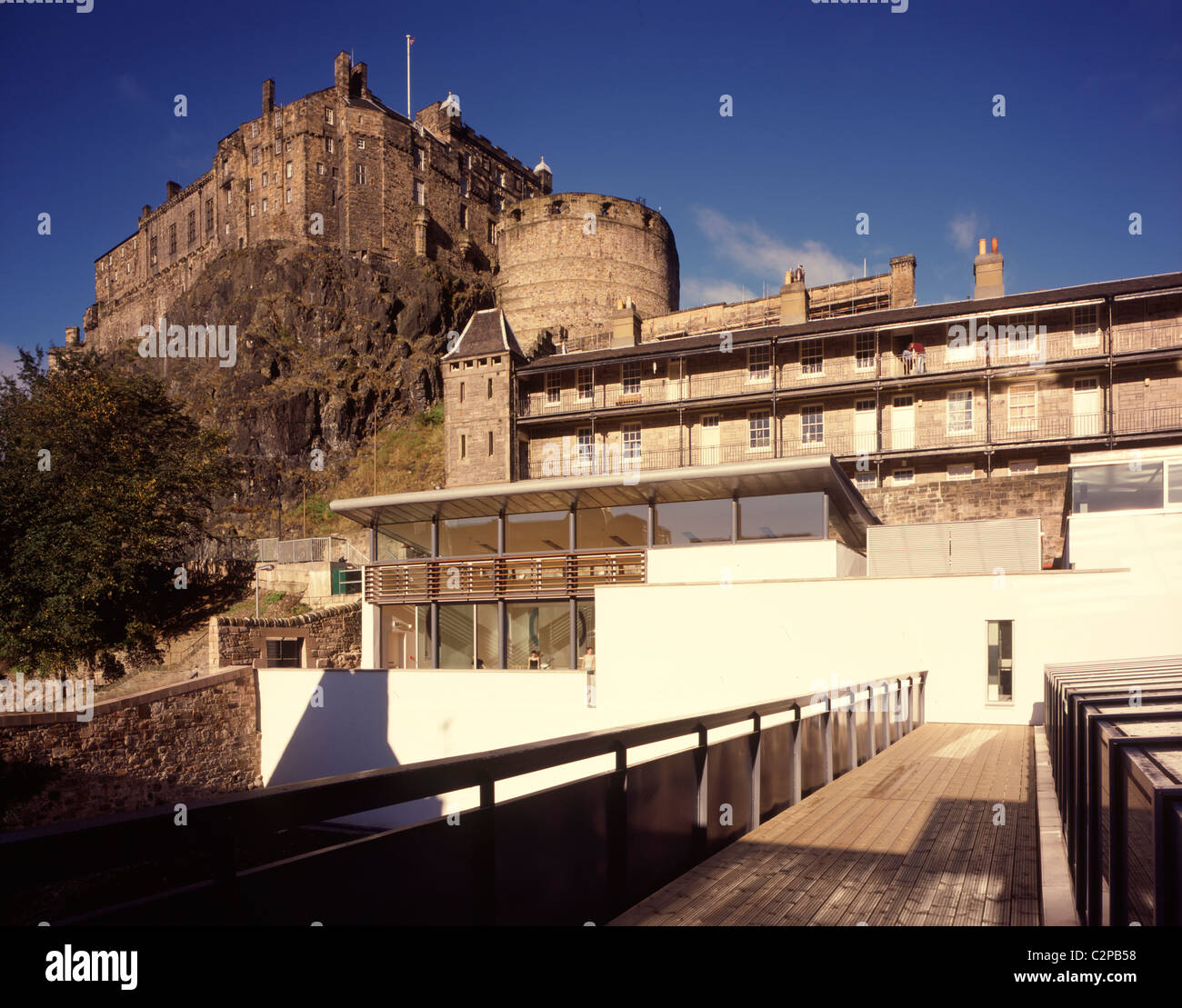 Base di danza, Edimburgo, Scozia. Al di sotto del castello di roccia di giorno. Foto Stock
