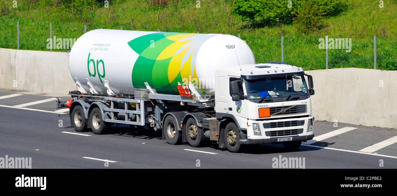 Il logo del marchio BP del rimorchio per autocisterna a gas e il pilota di autocarri Volvo prime MOVER hgv con il cartello di avvertimento Hazchem Hazardous Chemicals and Dangerous Goods Inghilterra Foto Stock