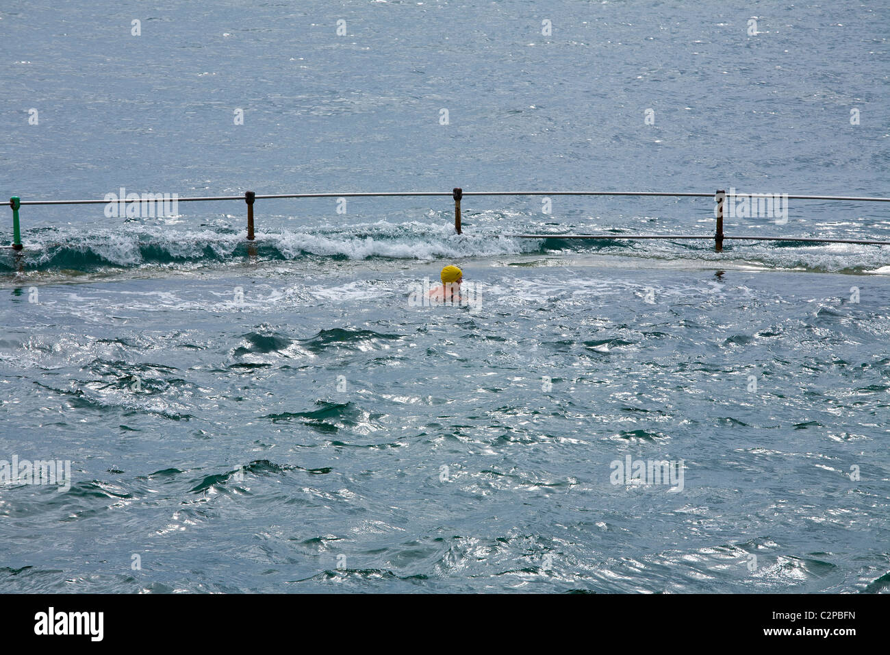 Nuotatore a La valette pool di balneazione, havelet Bay, a st peter port guernsey, Regno Unito Foto Stock