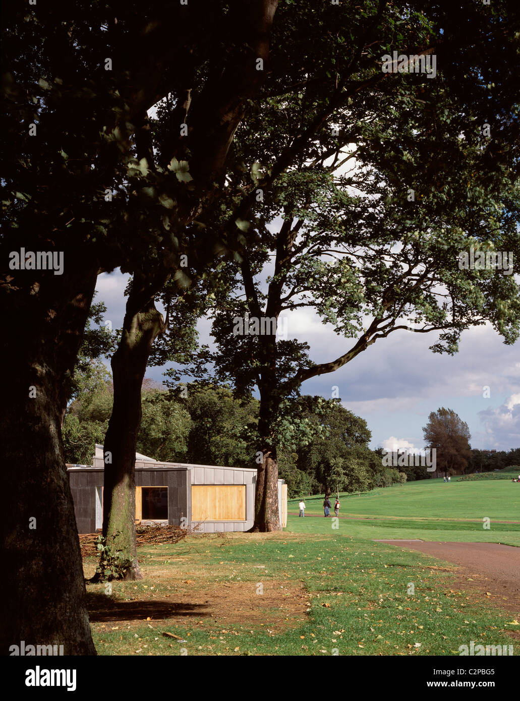 Holyrood Education Center, Holyrood Park, Edimburgo, Scozia. Percorso occidentale approccio attraverso gli alberi. Foto Stock