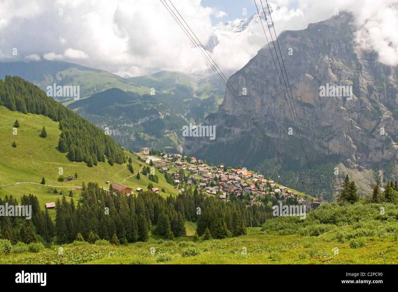 Il villaggio di Murren adagiata sulle pendici alpine sopra la valle di Lauterbrunnen Foto Stock