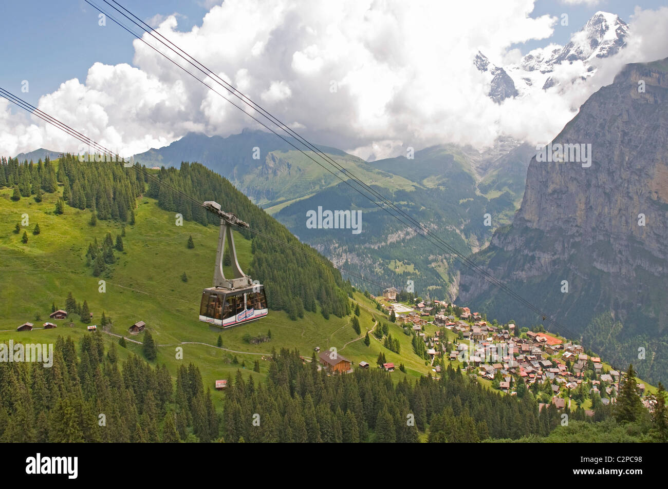 Il villaggio di Murren adagiata sulle pendici alpine sopra la valle di Lauterbrunnen Foto Stock