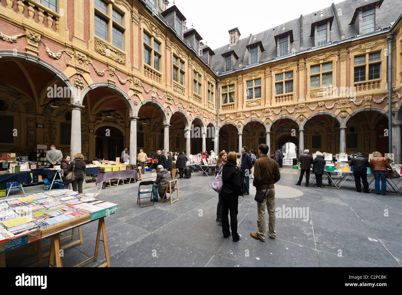 Mercato delle Pulci in la Vieille Bourse, Grand Place (Place du General de Gaulle), Lille, Fiandre, Francia Foto Stock
