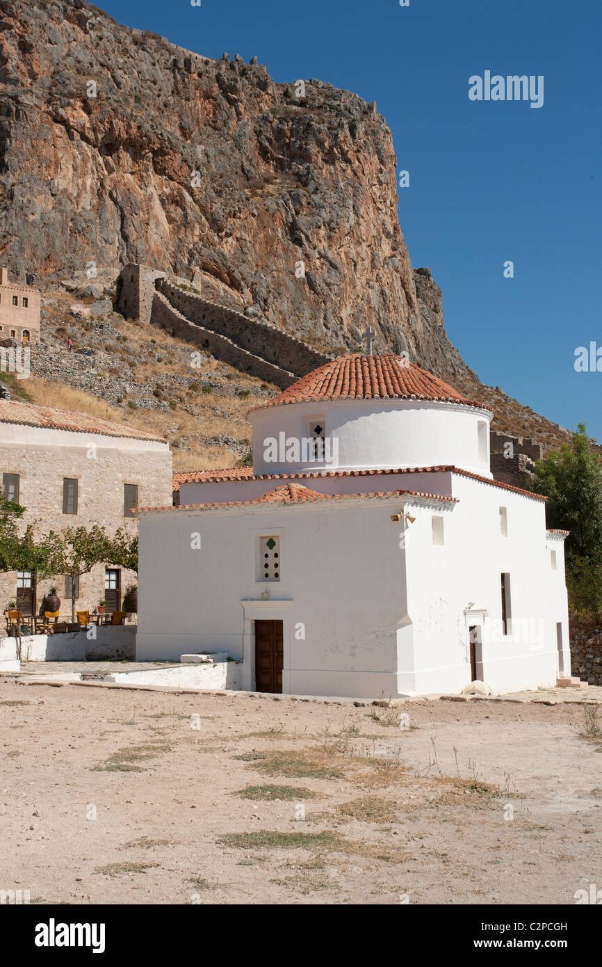 Una chiesa bianca che i punti della parte bassa della città di Monemvasia; Laconia, Peloponneso. Foto Stock
