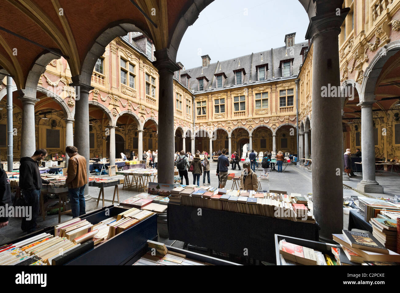 Mercato delle Pulci in la Vieille Bourse, Grand Place (Place du General de Gaulle), Lille, Fiandre, Francia Foto Stock