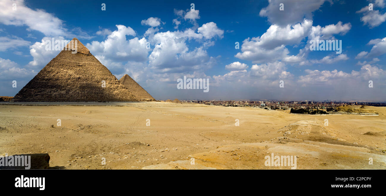 Il Cairo, le piramidi di Giza. La piramide di Chephren (Khafra) davanti e dietro Khufu Foto Stock