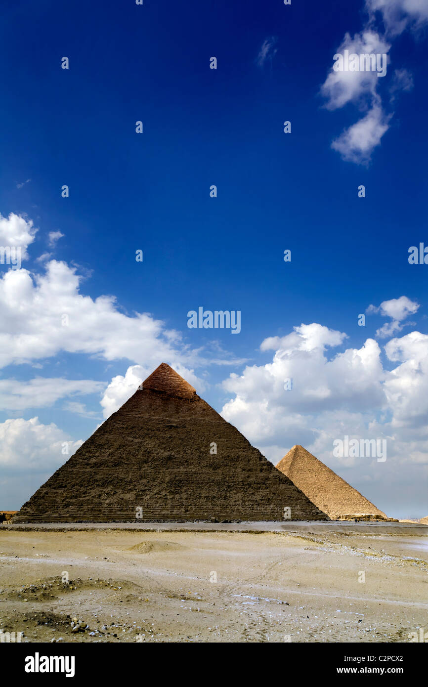Il Cairo, le piramidi di Giza. La piramide di Chephren (Khafra) davanti e dietro Khufu Foto Stock