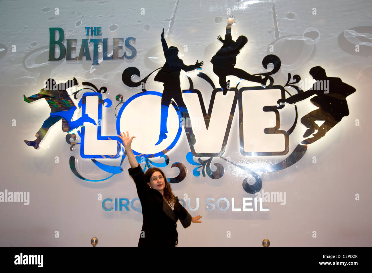Una donna in posa per una foto al di fuori del Beatles Love show di Las Vegas, Nevada Foto Stock