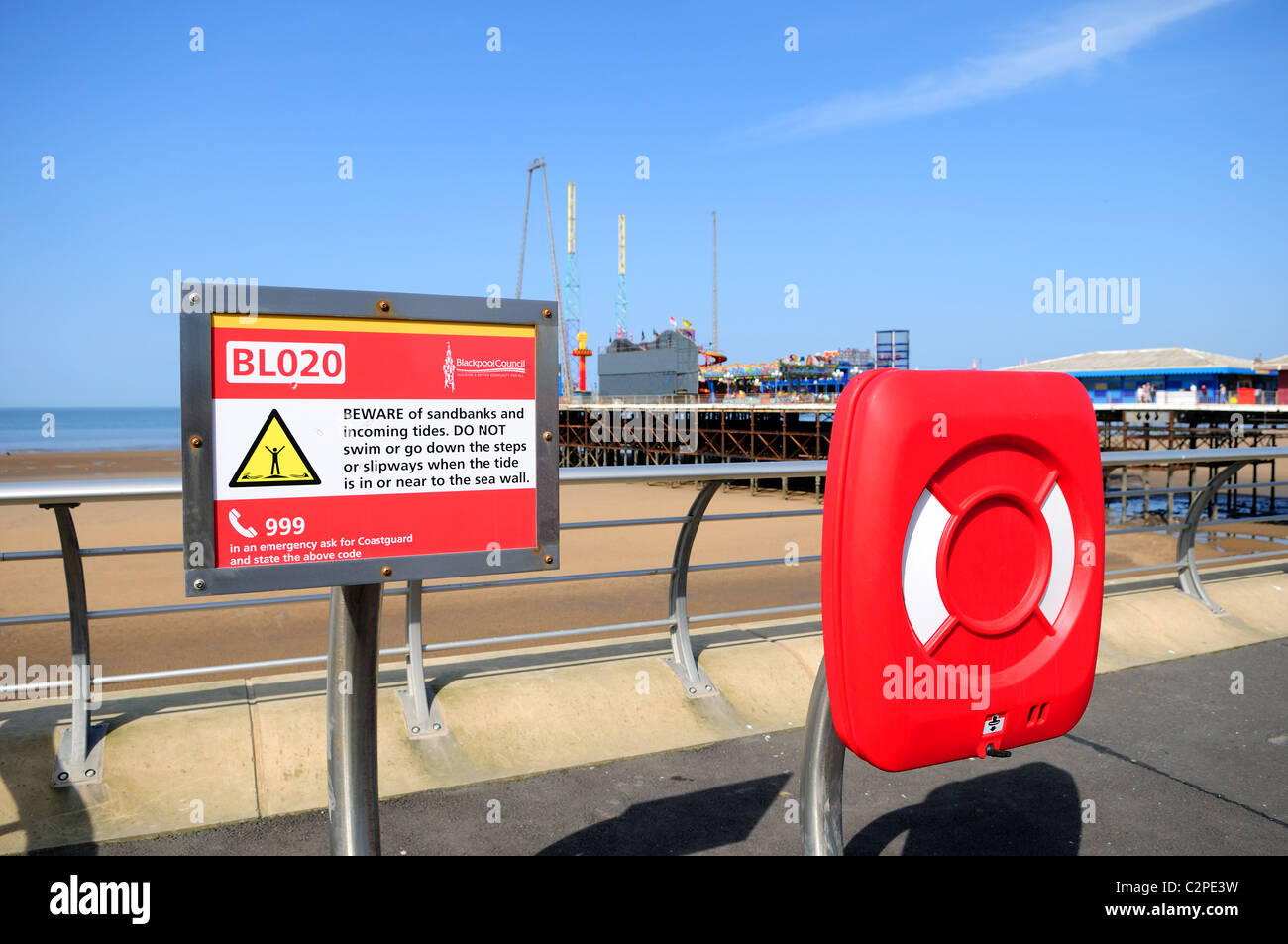 Blackpool ricostruzione al lungomare e la difesa del mare.Segno di avvertimento . Foto Stock