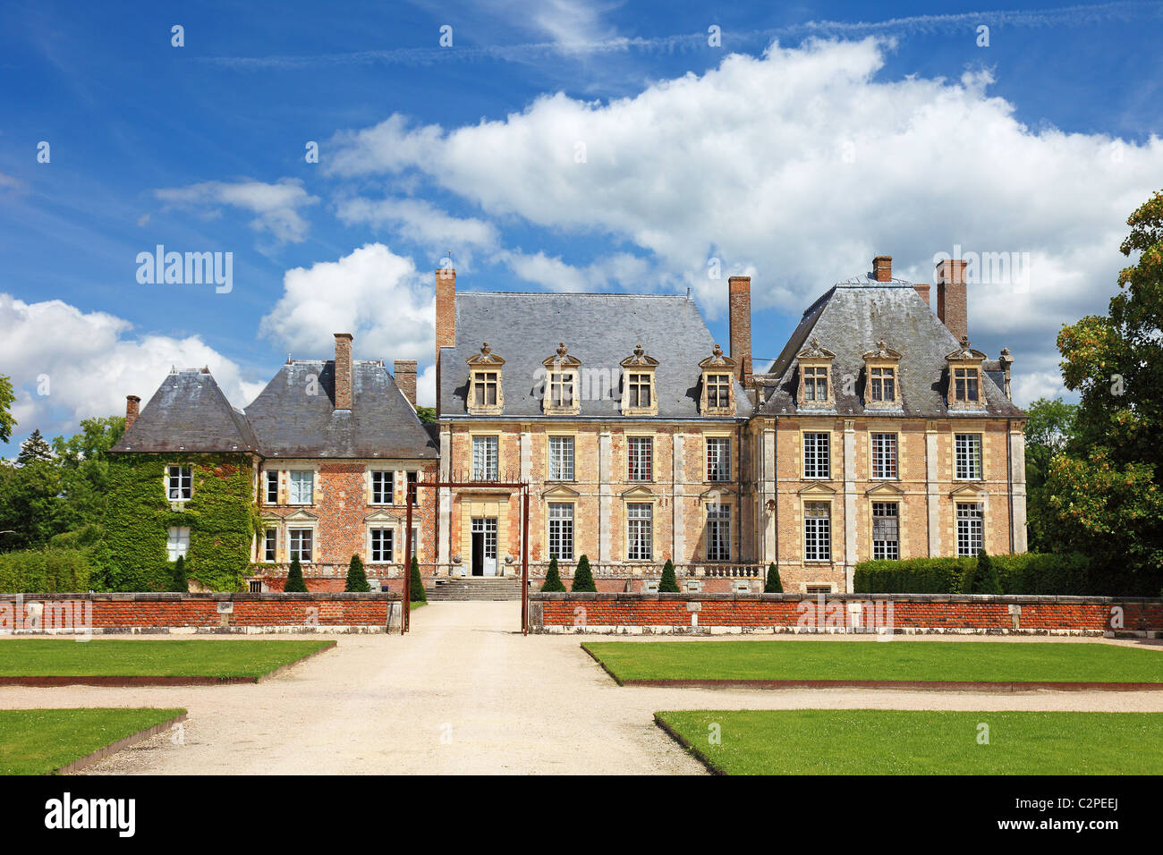 Vecchia nobiltà francese mansion con uno splendido giardino e architettura, l'Europa. Foto Stock