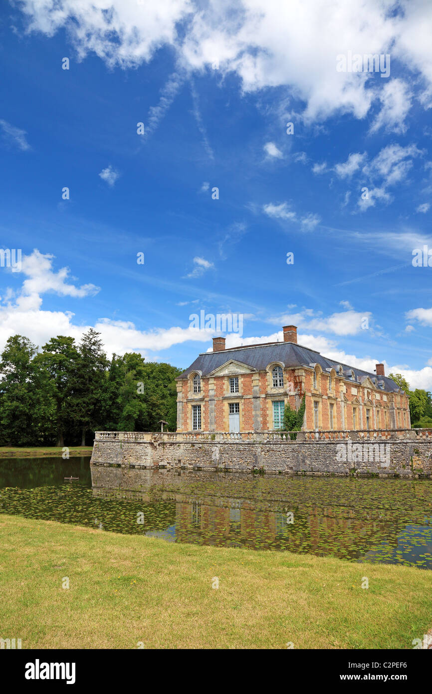 Vecchia nobiltà francese mansion con uno splendido giardino e architettura, l'Europa. Foto Stock