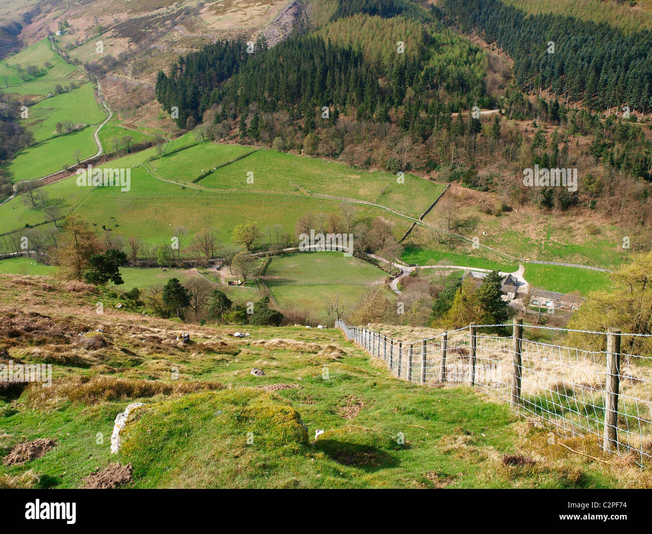 Valle Eglwyseg da Offa's Dyke percorso da Eglwyseg Mountain (Creigiau Eglwyseg) Denbighshire, Galles Foto Stock