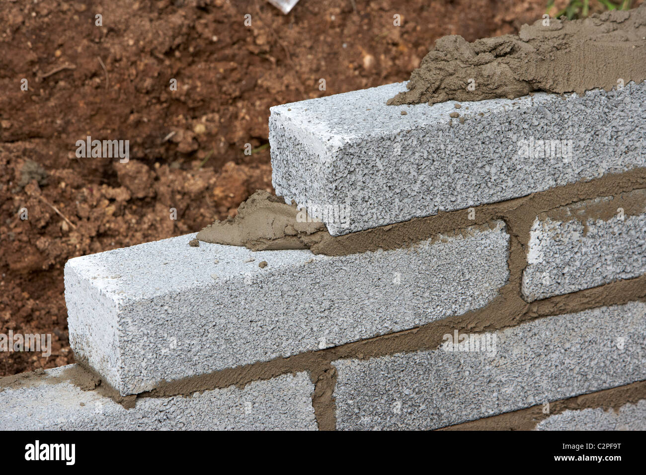 Parete di muratura con mezza brezza di cemento blocca la costruzione di un blocco di parete di ritegno nel Regno Unito Foto Stock