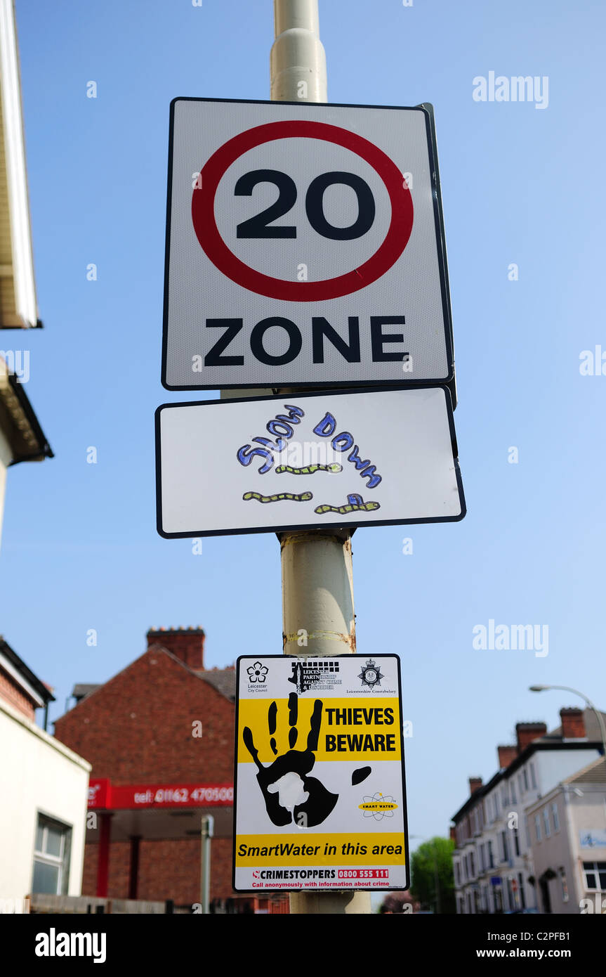 Regno Unito segno di traffico .20mph velocità di limitazione. Foto Stock
