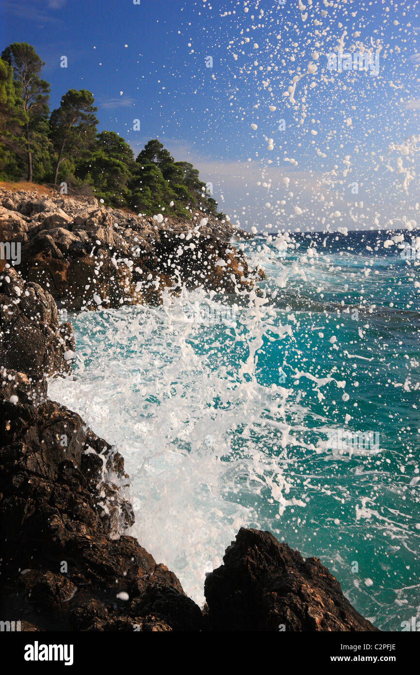 Schizzi d'onda sulla roccia sull isola di Lastovo Foto Stock