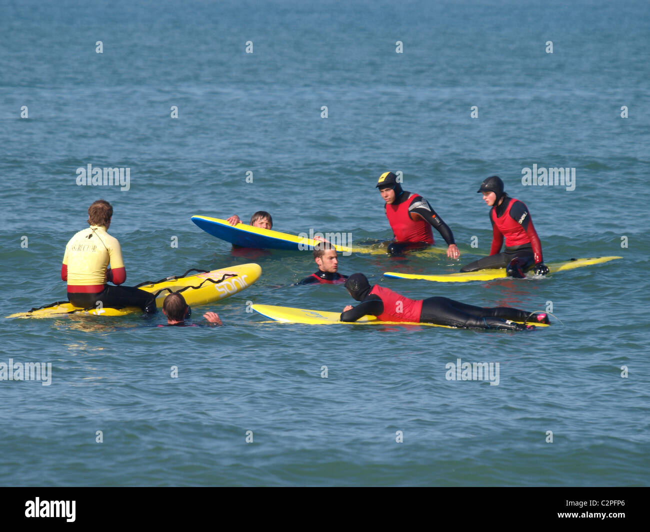 Scuola di Surf in mare, Bude, Cornwall, Regno Unito Foto Stock