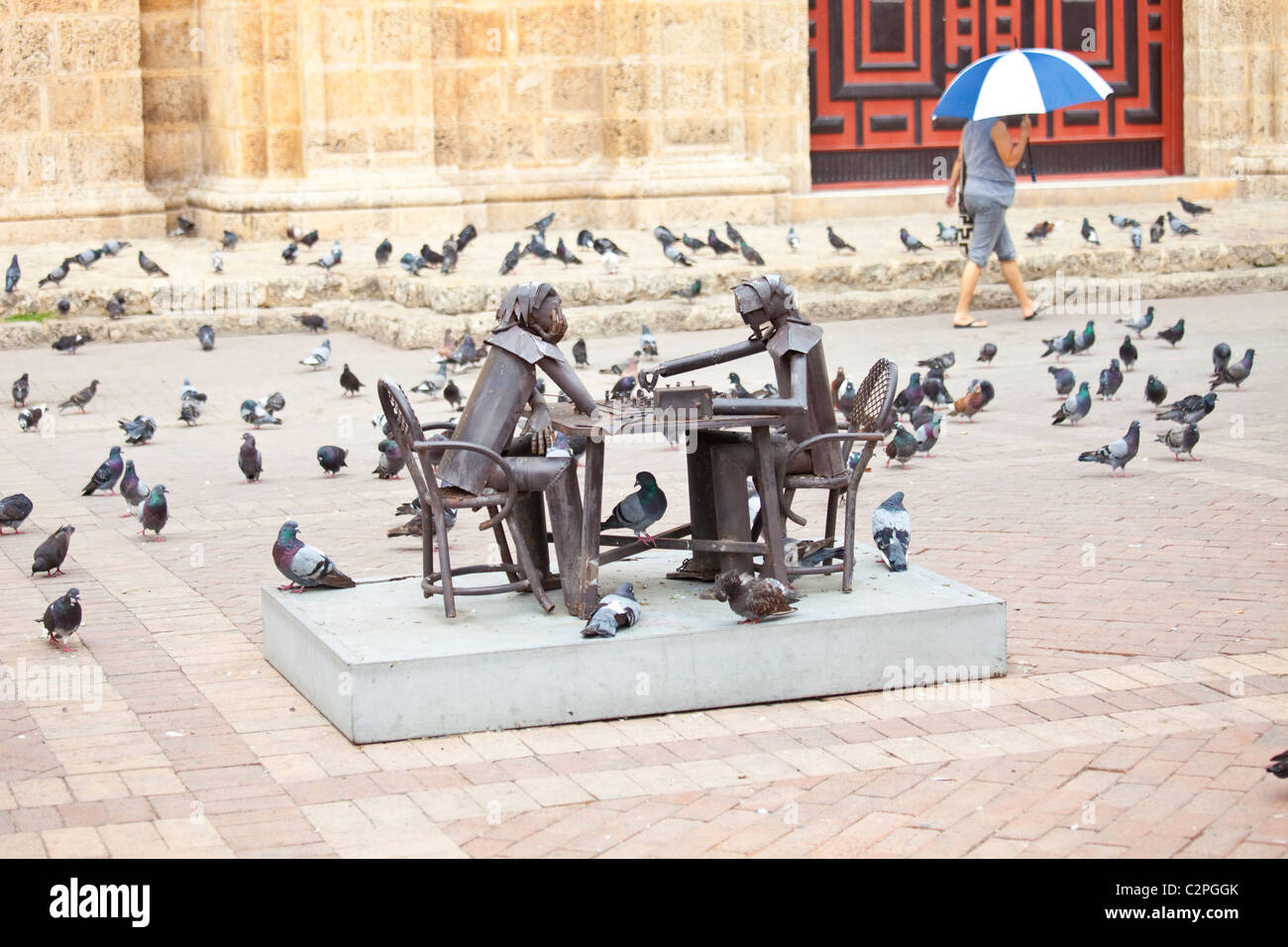 Arte pubblica, giocare a scacchi di fronte Cattedrale de San Pedro Claver, Cartagena, Colombia Foto Stock