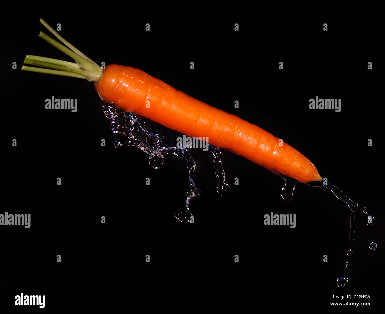 La carota con acqua splash su nero Foto Stock