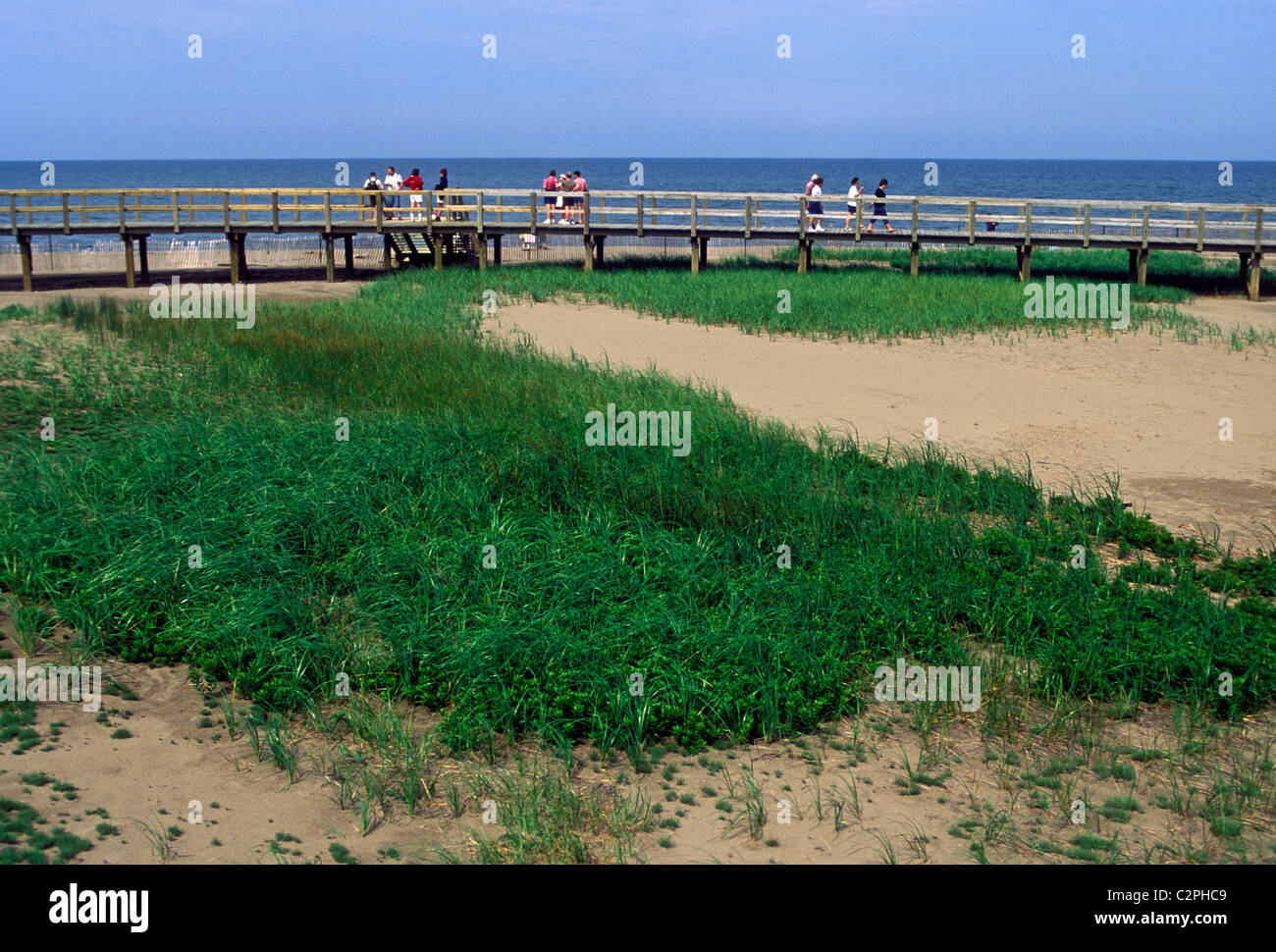 I turisti, passeggiate lungomare, Irving Eco-Center, Irving Eco-Center, Bouctouche, New Brunswick Provincia, Canada, America del Nord Foto Stock