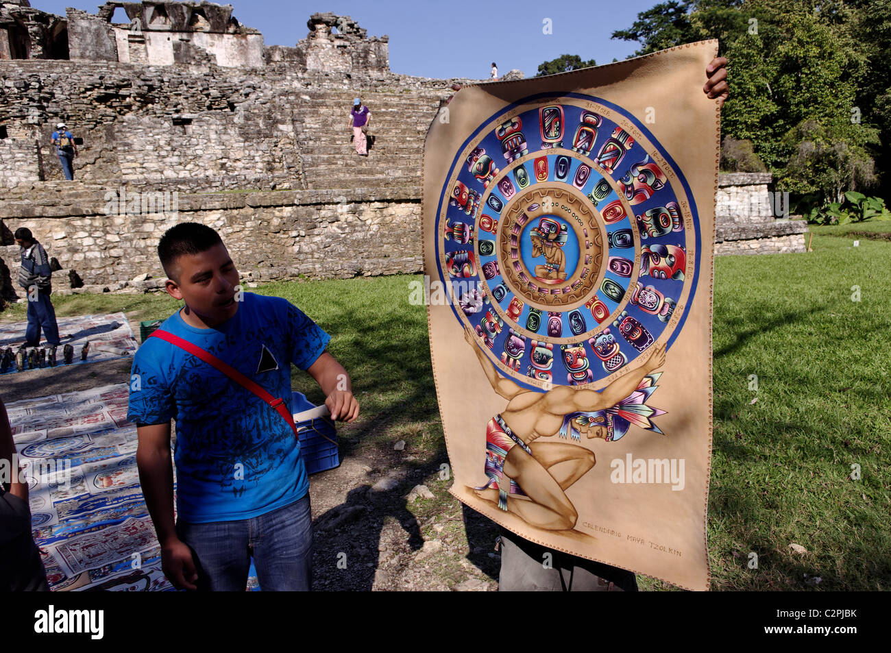 Maya di guida per spiegare un disegno di un calendario Maya a turisti in Palenque, Chiapas Foto Stock
