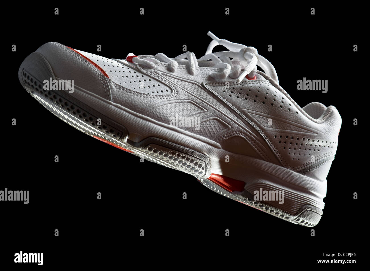 Oggetto su nero - bianco sneakers close up Foto Stock