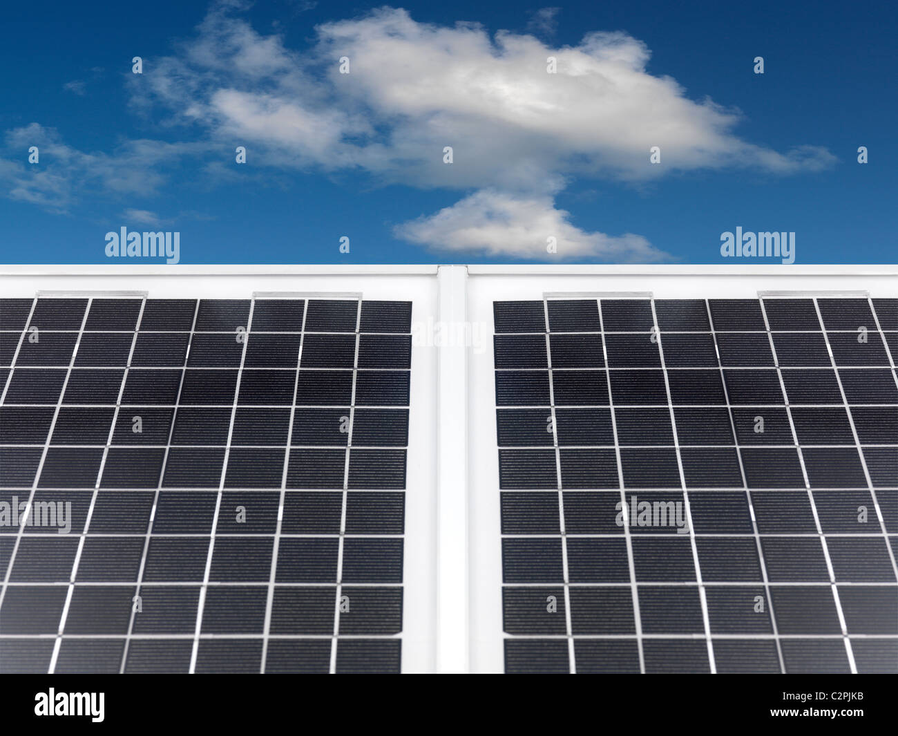 Pannelli solari insieme contro un cielo blu Foto Stock