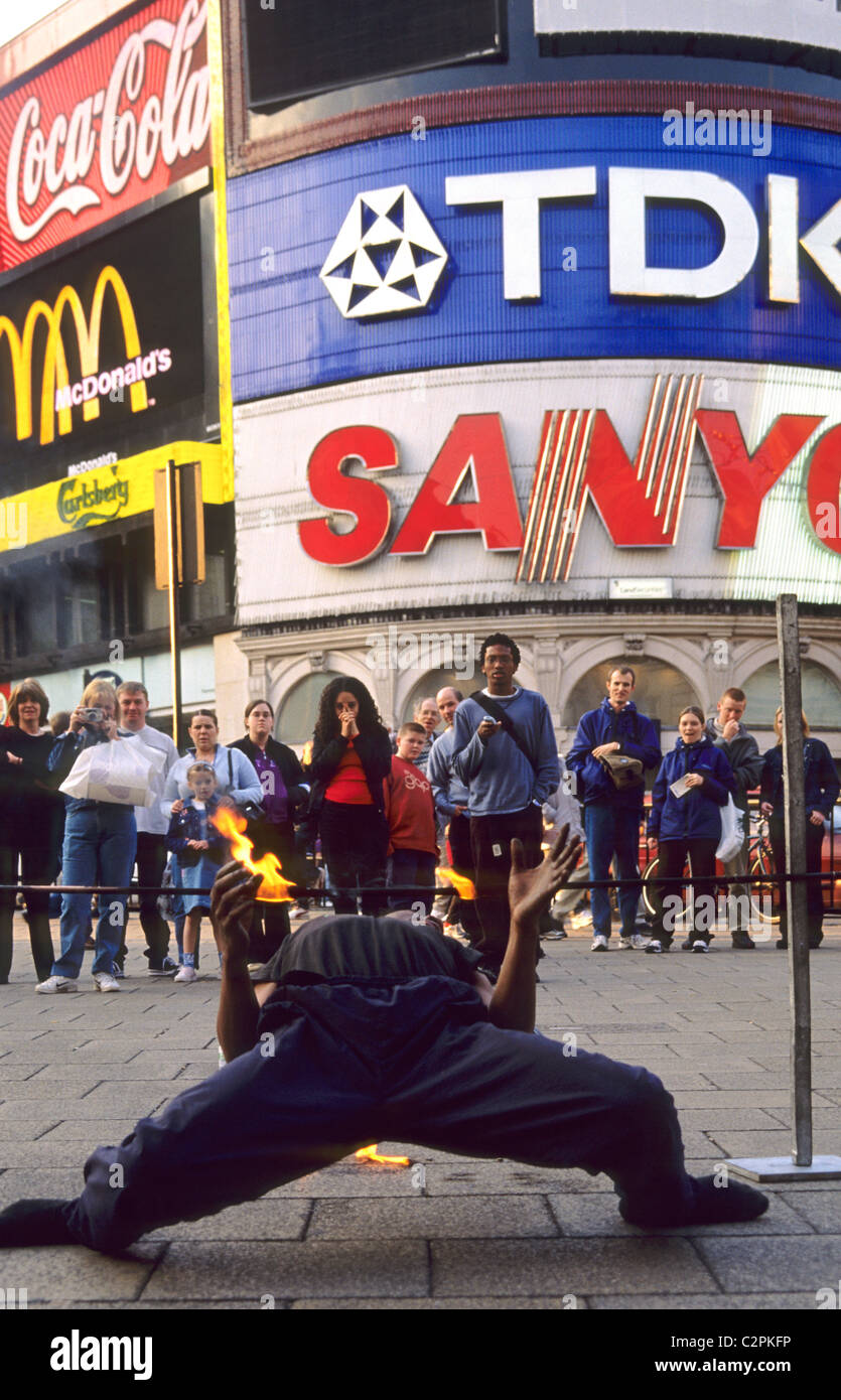 Londra - street performer at Piccadilly Circus Foto Stock