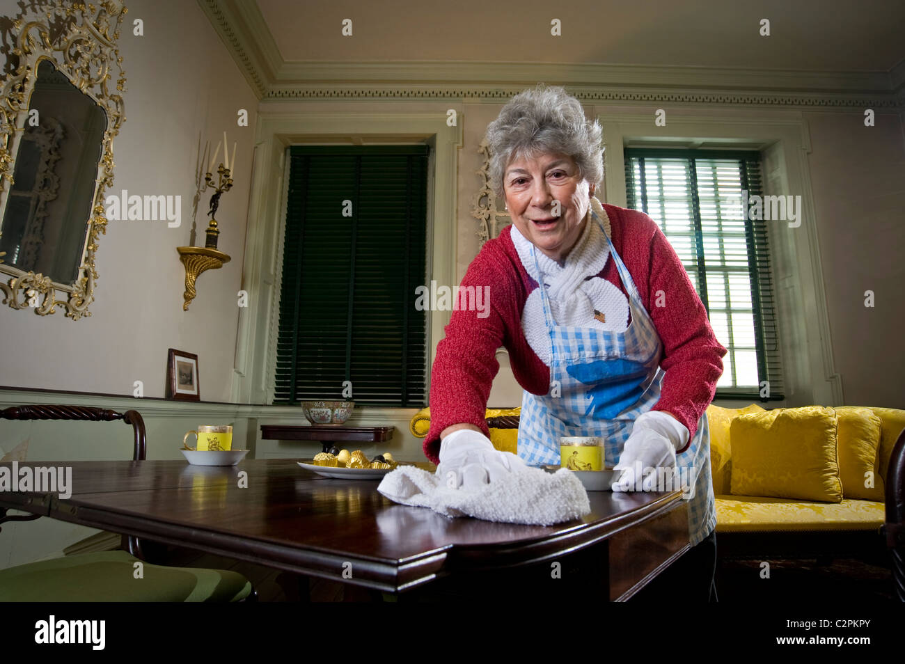 Donna anziana Tabella di pulizia in casa storica, Philadelphia, Stati Uniti d'America Foto Stock