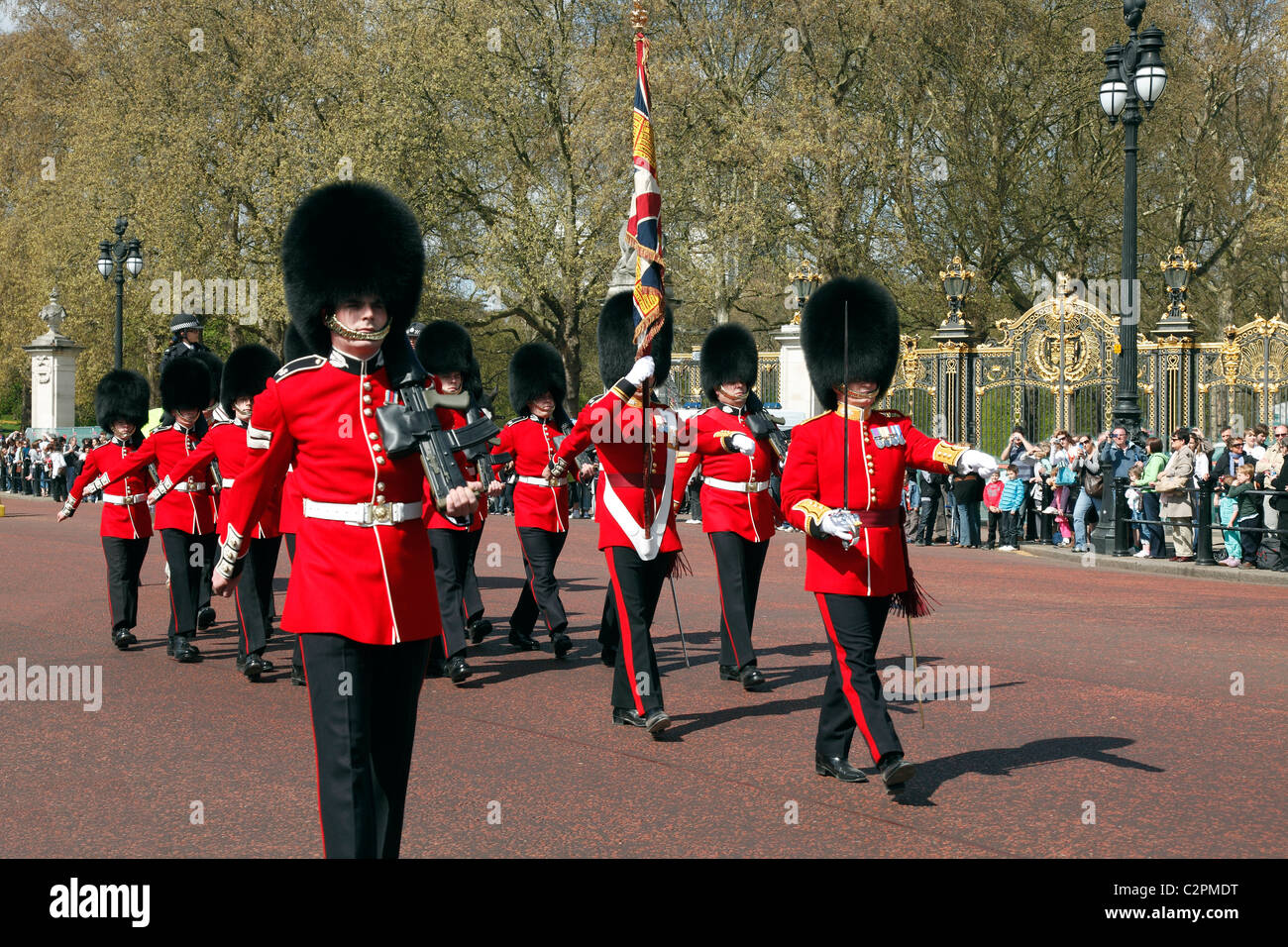 Granatiere Guardia a Buckingham Palace Foto Stock