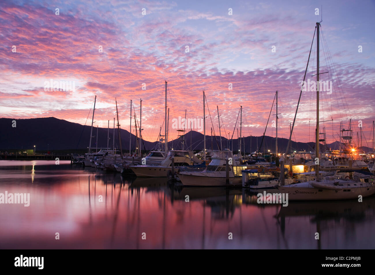 Marlin Marina al crepuscolo. Cairns, Queensland, Australia Foto Stock