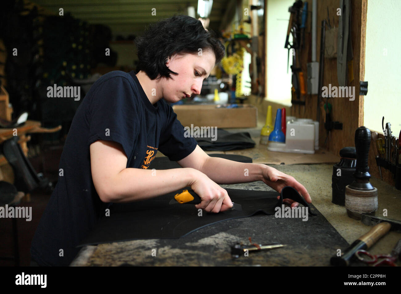 Artigianato, produzione di una sella, il taglio di un pezzo di pelle, Haage, Germania Foto Stock