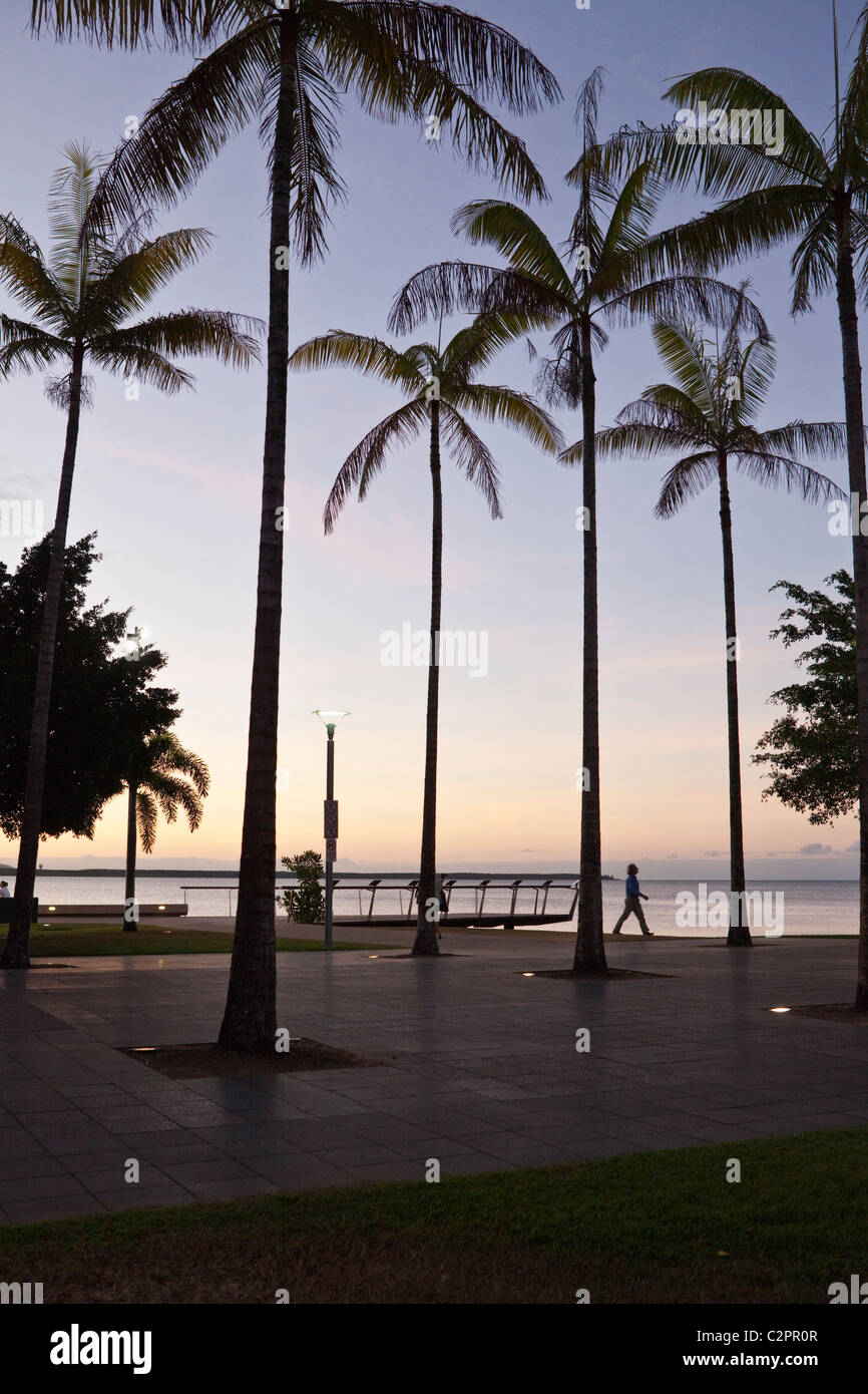 Il Cairns Esplanade al crepuscolo. Cairns, Queensland, Australia Foto Stock