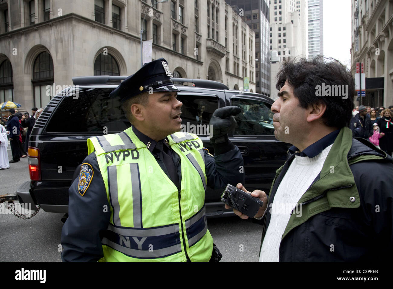 2011: il Persiano Parade, Madison Avenue, New York City. Poliziotto in un alterco con una parata goer non segue le regole. Foto Stock