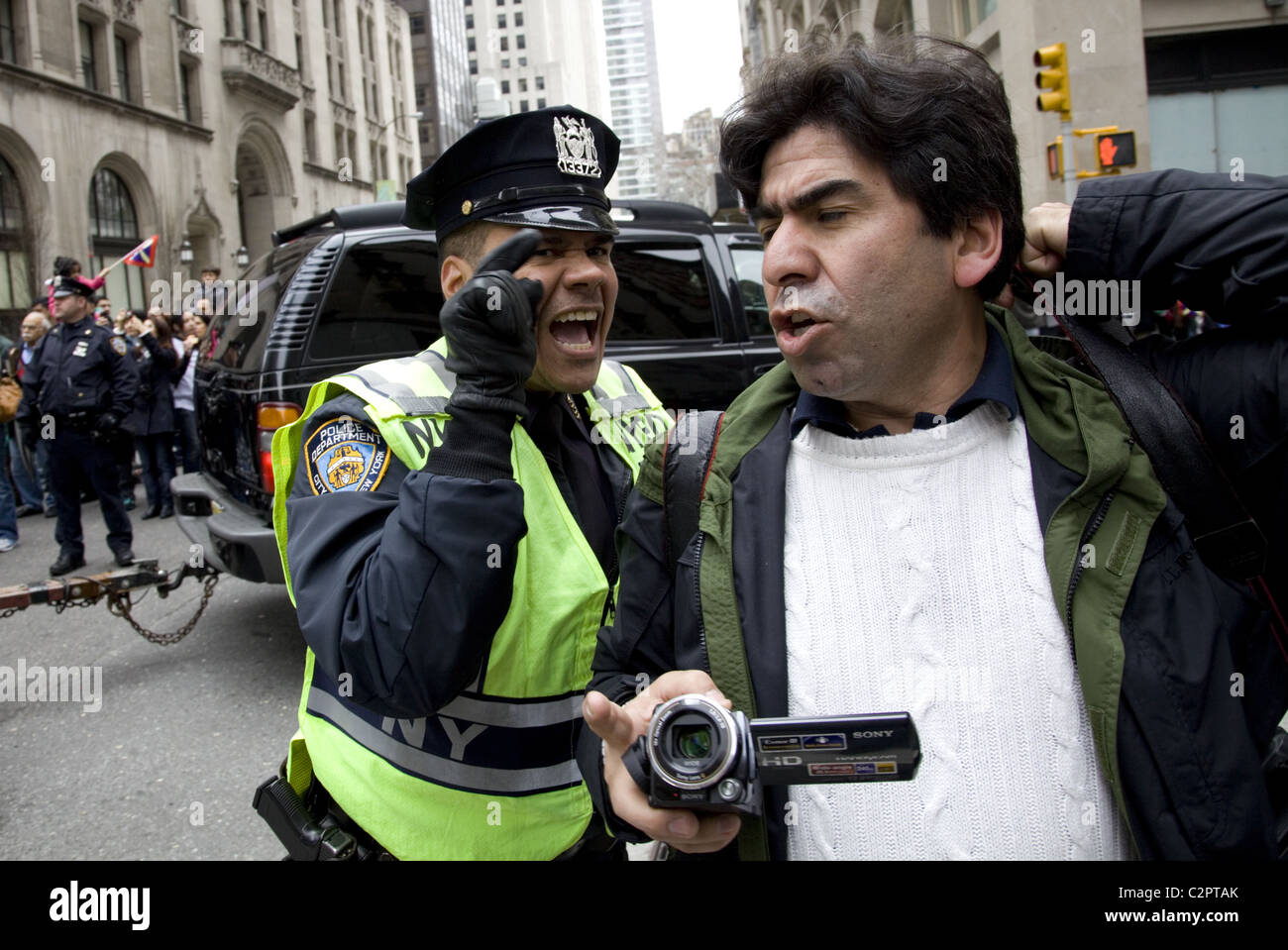 2011: il Persiano Parade, Madison Avenue, New York City. Poliziotto in un alterco con una parata goer non segue le regole. Foto Stock