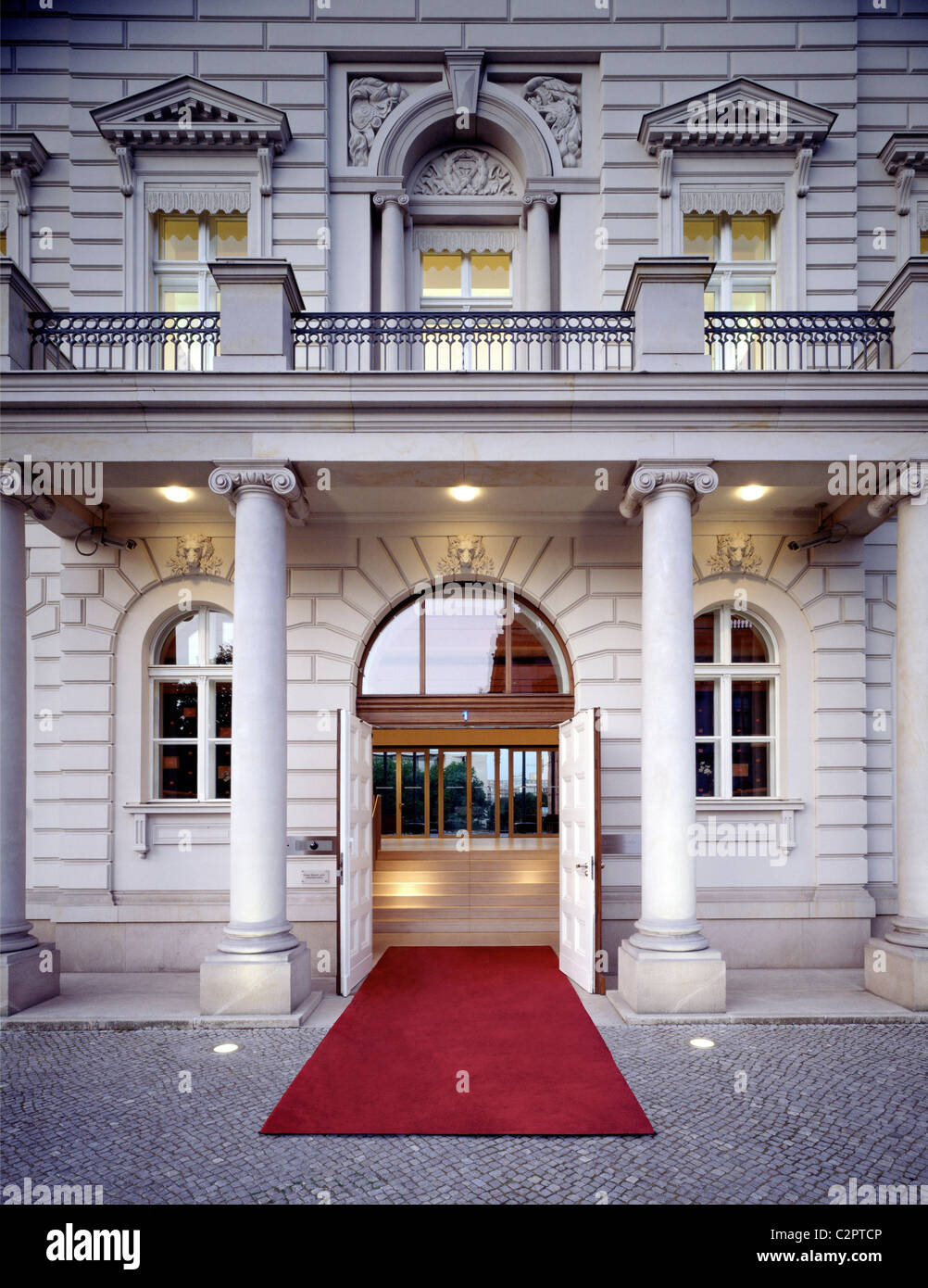 Kommandantenhaus (Alte Kommandatur), il viale Unter den Linden 1, Berlin (ex guarnigione e ora sede Bertelsmann) Foto Stock