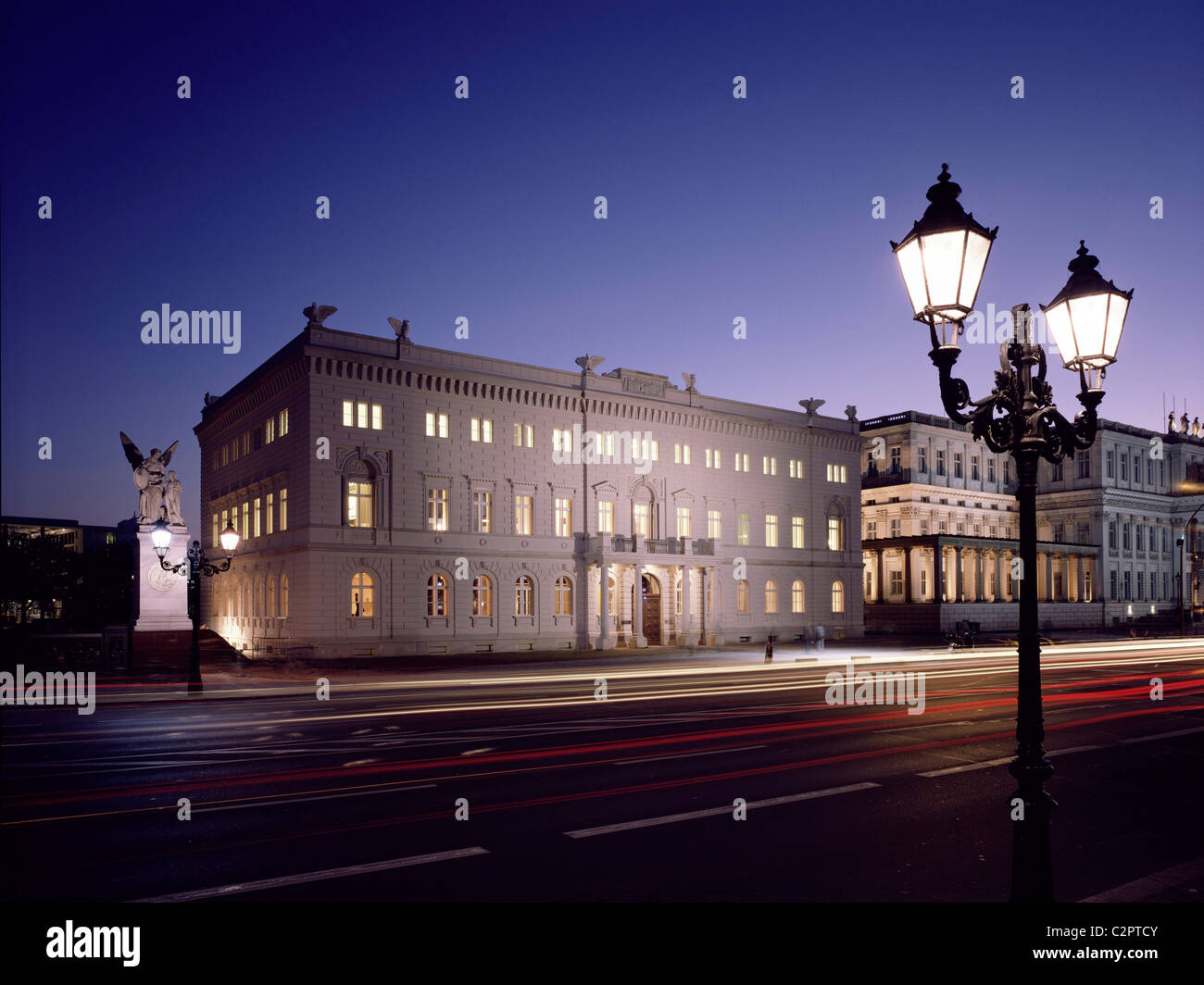 Kommandantenhaus (Alte Kommandatur), il viale Unter den Linden 1, Berlin (ex guarnigione e ora sede Bertelsmann) Foto Stock