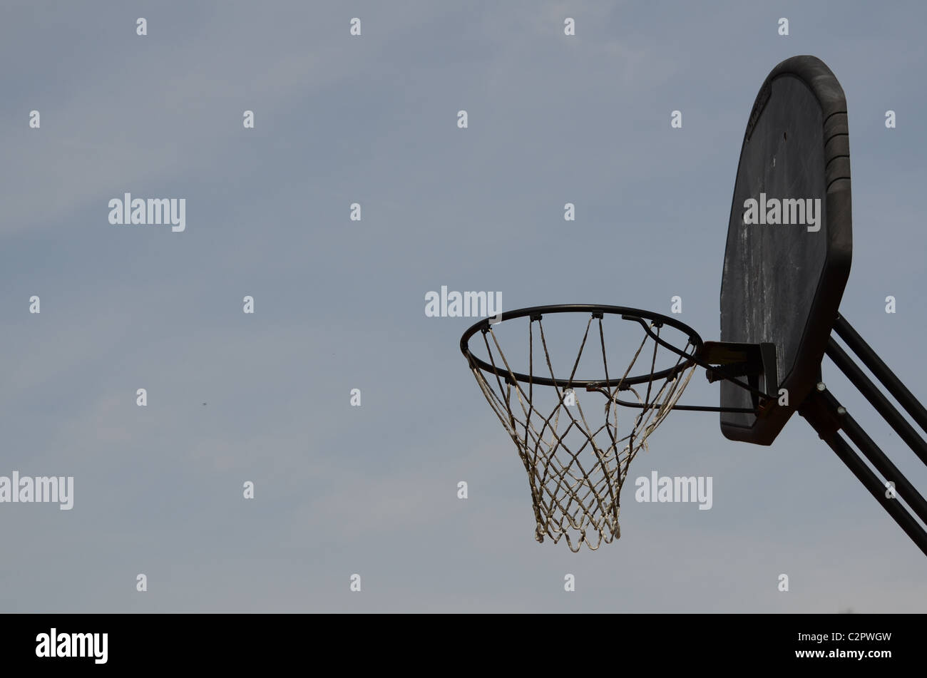 Il vecchio si è deteriorata in basket net - all'aperto Foto Stock