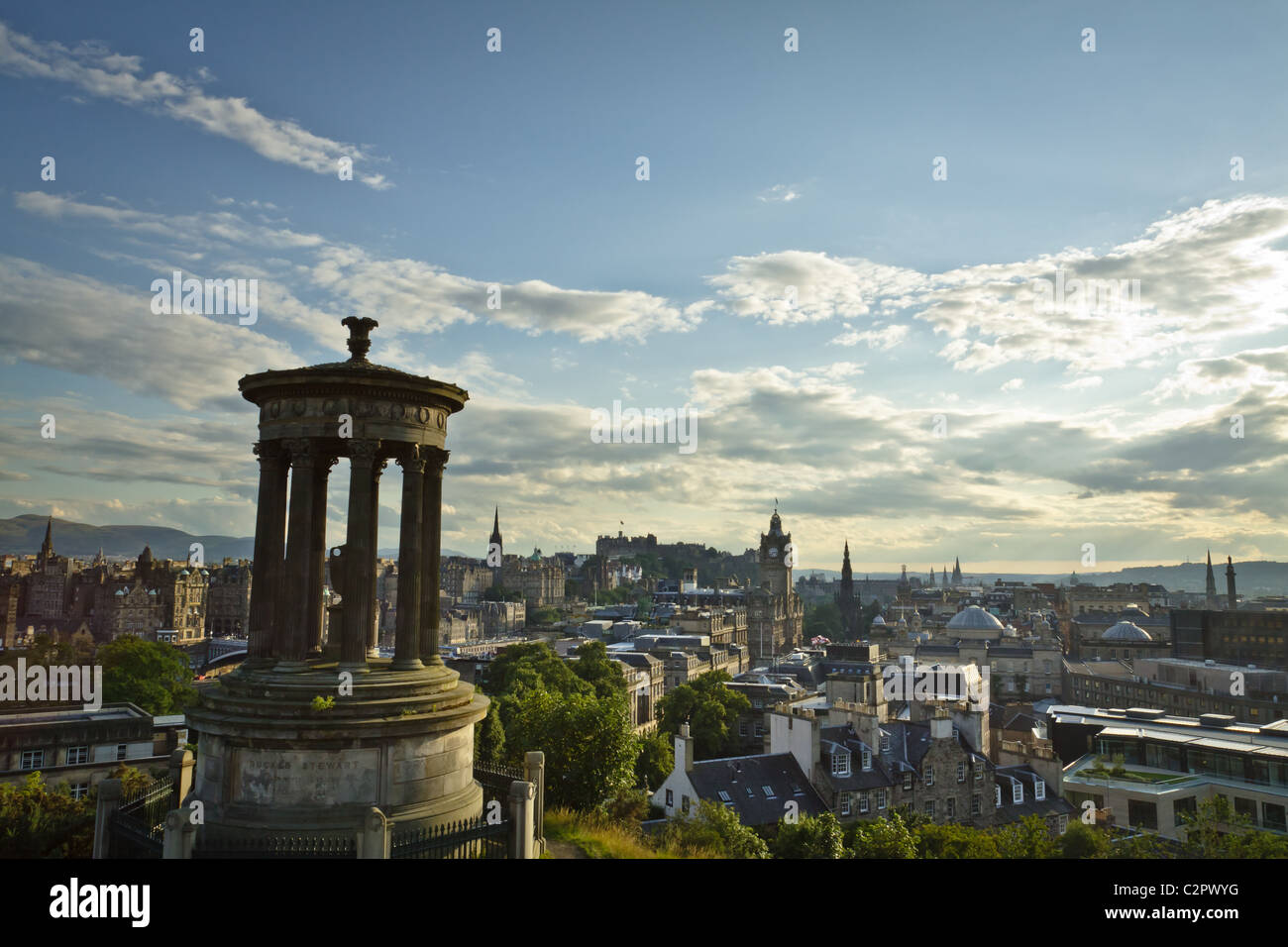Colonne greco monumento su sfondo della città Foto Stock