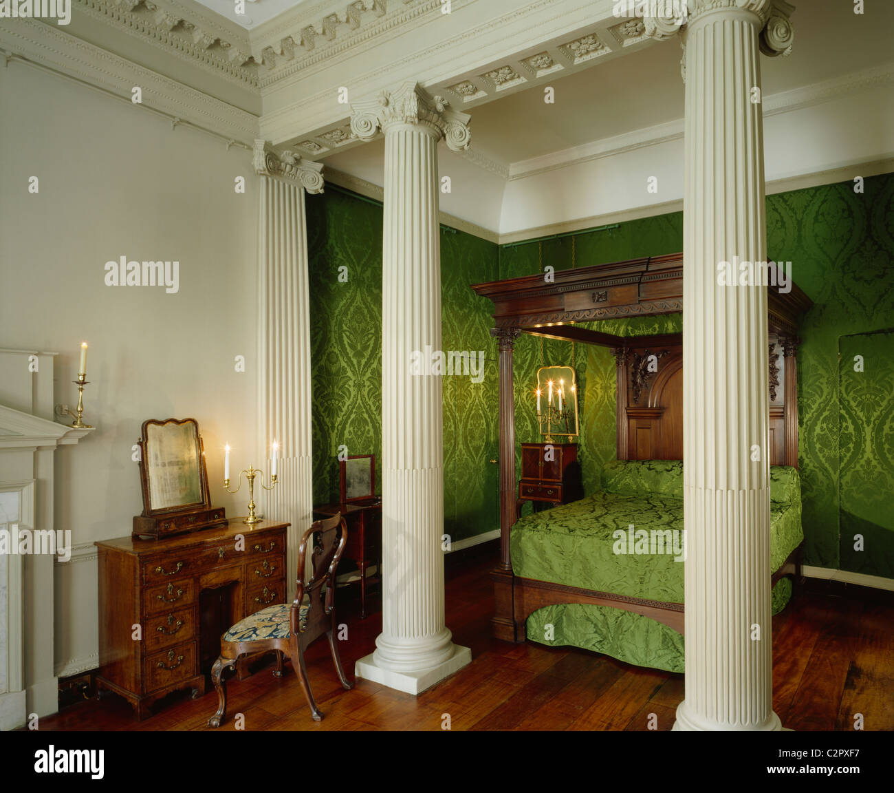 Marble Hill House. Signora del Suffolk Bedchamber mostra il letto con verde tendaggi damascati e toeletta. 1729 Foto Stock