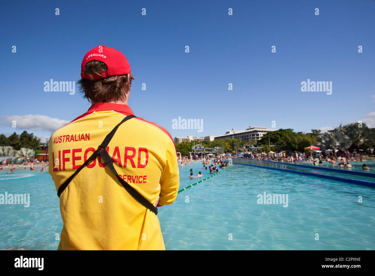 Bagnino di salvataggio a guardare oltre i nuotatori presso la laguna di Esplanade. Cairns, Queensland, Australia Foto Stock