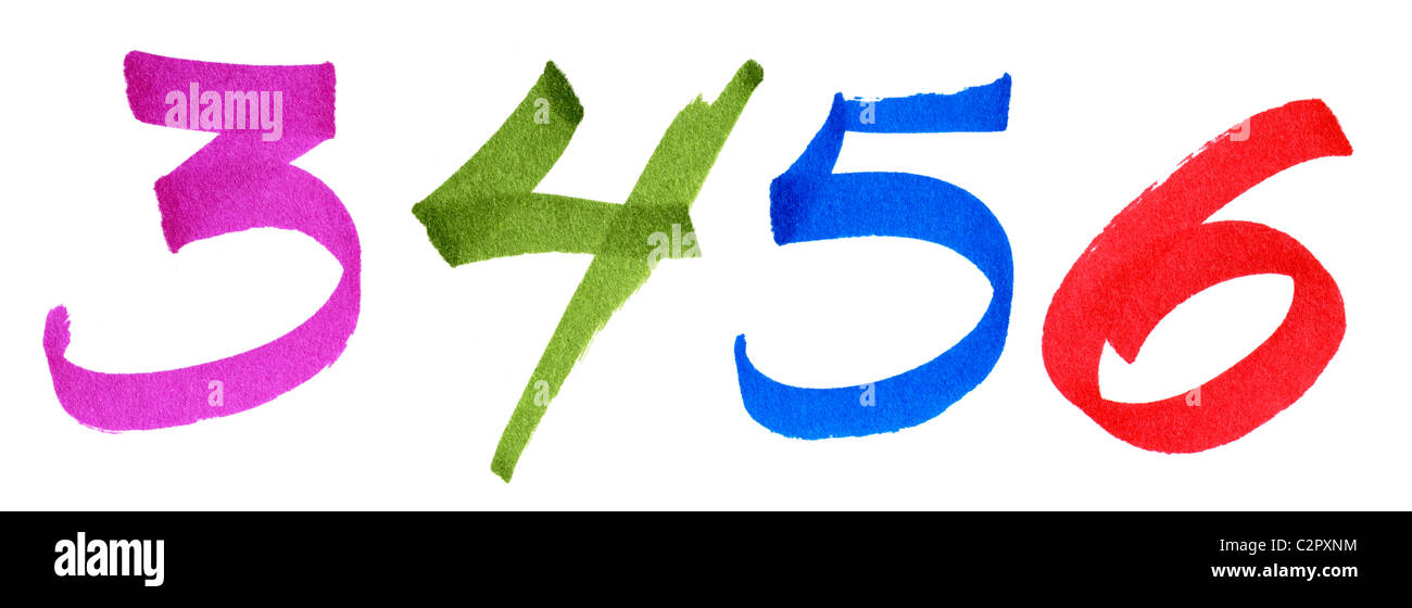 Colorati i numeri arabi da 3 a 6 scritta a mano con permanente marcatore di inchiostro su carta bianca con visibili le fibre di materiale particolare. Foto Stock